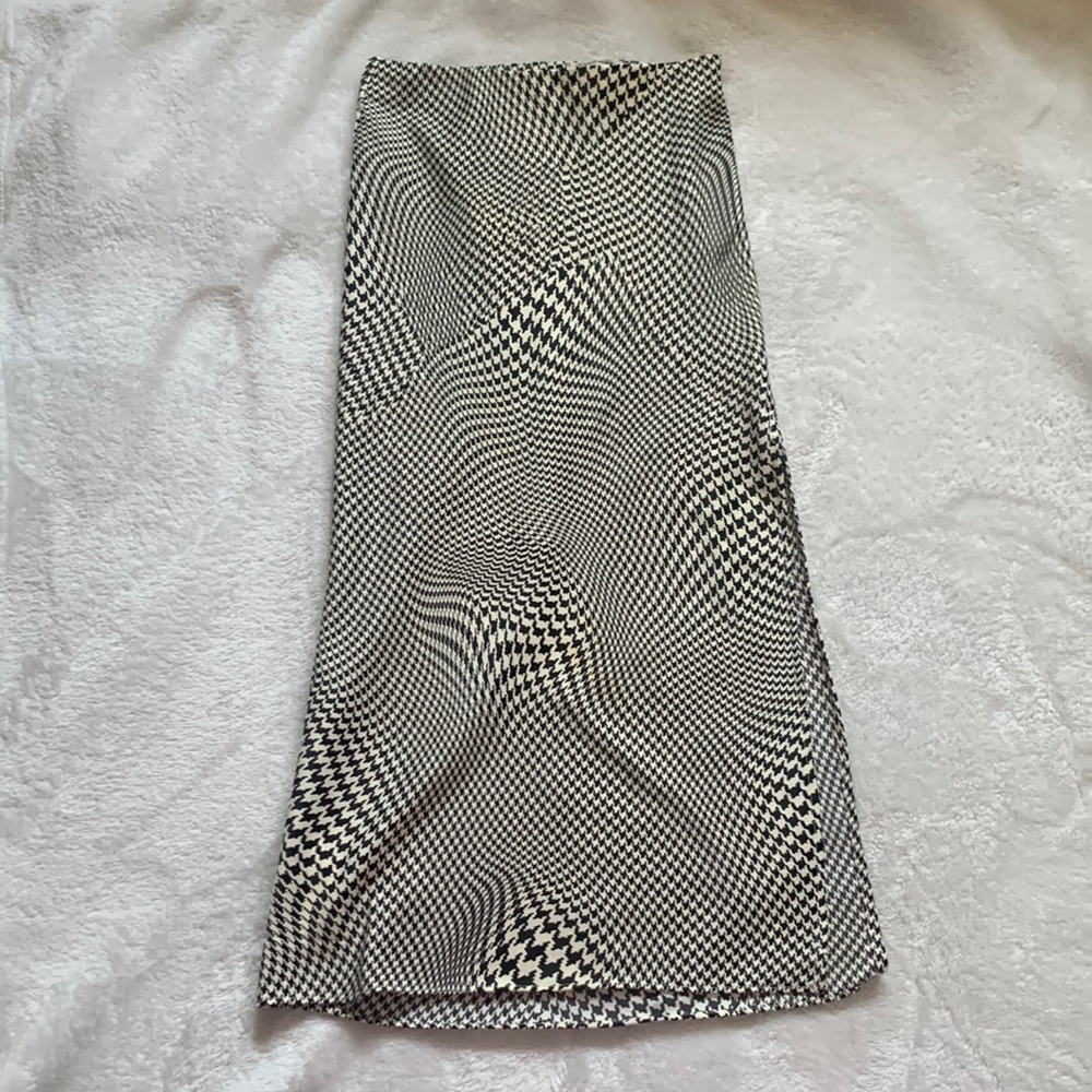 Slit skirt black and white